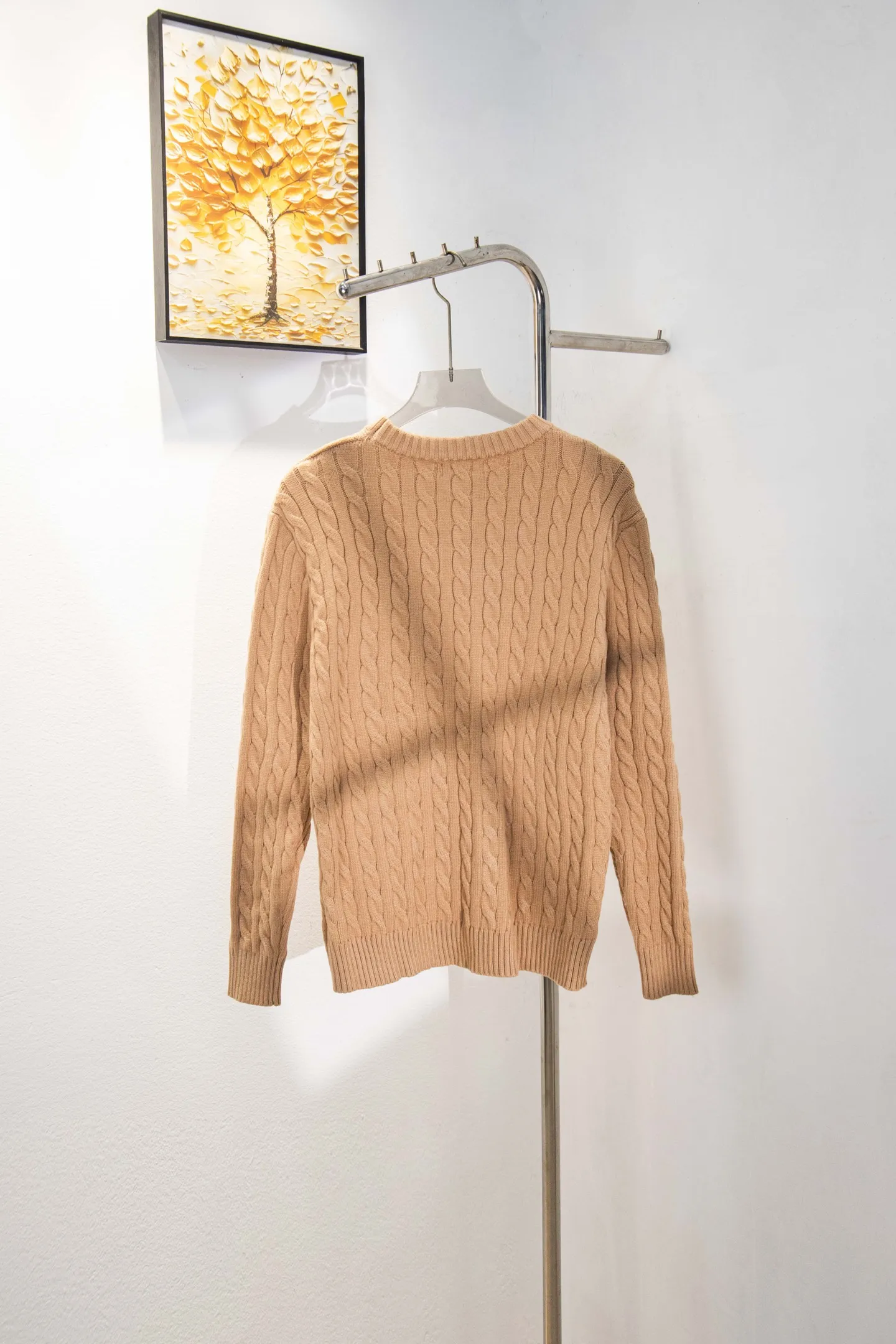 P210 model number: Y195 Ralph Lauren men's round neck sweater men's hemp flower original collar sweater. The version is really good-looking. It can be worn alone or as a jacket to be worn inside or outside. The upper body shows personal fashion charm. Four colors are available. The same style for men and women. A must-see item for new summer products. Tag, hanging grain, washed, packaging bag, full set of accessories. Very good appearance, super exquisite workmanship. Size: S-XL